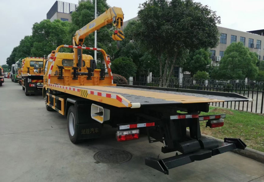 國(guó)六東風(fēng)多利卡平板帶吊清障車(chē)