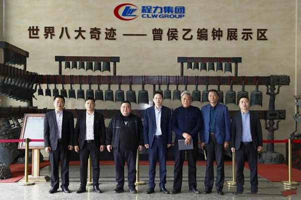 在程力汽車集團(tuán)總部迎賓大廳，雙方代表觀摩世界八大奇跡編鐘后合影紀(jì)念