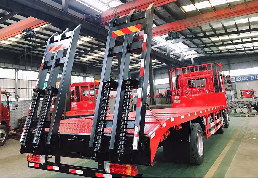 國(guó)六解放J6前四后四平板運(yùn)輸車(chē)